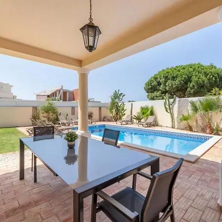 Spectacular Modern House Pool Bbq فيلة