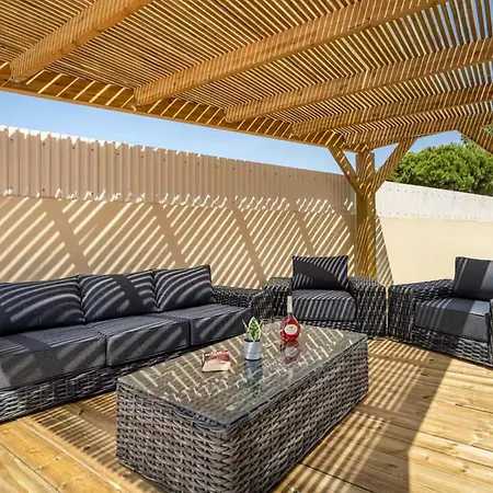 Spectacular Modern House Pool Bbq البوفيرا